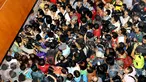 Pengunjung dan awak media berdesakan di depan pintu masuk ruang Sidang Vonis Jesicca, di Pengadilan Negeri (PN) Jakarta Pusat,Kamis (27/10).  Jelang vonis Jessica,  kepolisian dan petugas PN memperketat penjagaan pintu masuk. (Liputan6.com/Helmi Affandi)