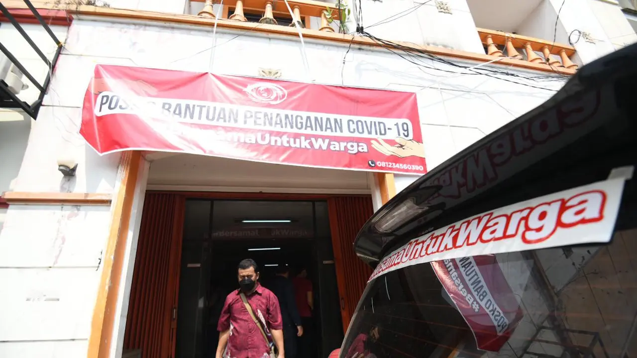 Komunitas Bersama Untuk Warga membagikan bantuan berupa makanan, sembako dan alat kesehatan bagi masyarakat yang terdampak pandemi COVID-19.