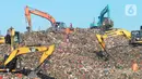 Pemulung mencari sampah yang dapat didaur ulang pada gunungan sampah di Tempat Pembuangan Akhir (TPA) Cipayung, Depok, Jawa Barat, Selasa (24/5/2022). TPA Cipayung hanya dapat menampung sampah sebanyak 1,3 juta meter kubik, tapi saat ini menampung hingga 2,5 juta meter kubik. (merdeka.com/Arie Basuki)