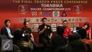 Pihak sponsor memberikan keterangan kepada wartawan saat press conference Torabika Soccer Championship di Main Hall SCTV, Jakarta, Rabu (21/12). Torabika Soccer Championship bergulir sejak April 2016 dengan 306 laga. (Liputan6.com/Gempur M. Surya)