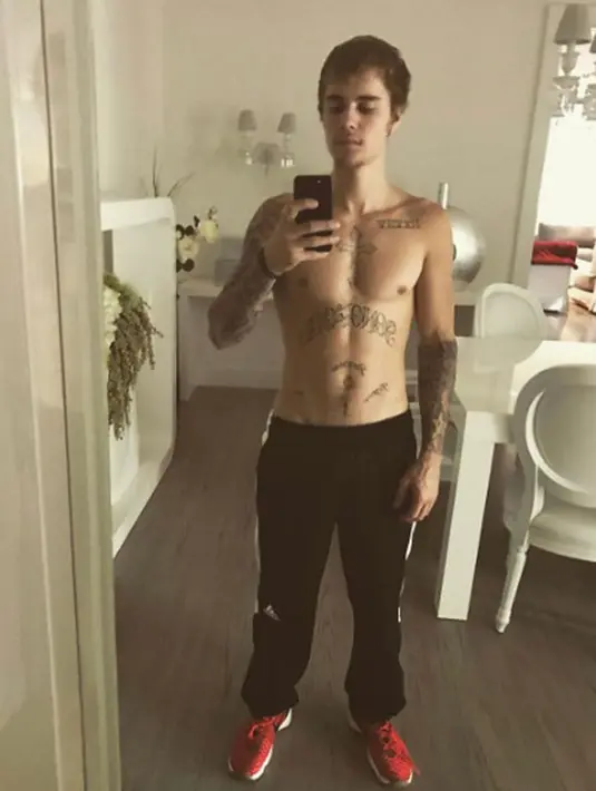 Keberadaannya di pantai di kawasan Brazil, Justin tidak hanya sekedar jalan-jalan dan menghabiskan waktu luang. Namun ia juga tengah melangsungkan konser Rio de Janeiro pada hari yang sama. (Instagram/justinbieber)