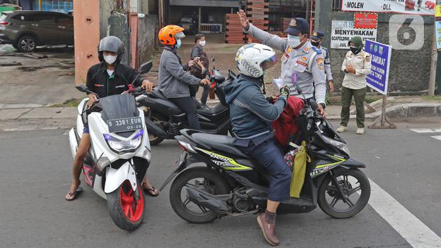 Suasana Pos Penyekatan Saat PKKM Level 4 di Jalan Raya Bogor