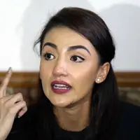 Kisruh rumah tangga pasangan Tsania Marwa dan Atalarik Syah terus berlanjut. Bahkan, mulai membongkar aib yang selama ini ditutupi. Perselingkuhan juga ikut mewarnai kisruh rumah tangganya. (Nurwahyunan/Bintang.com)