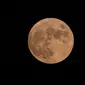 Foto yang diabadikan pada 3 Agustus 2020 ini menunjukkan penampakan bulan purnama di Chengdu, Provinsi Sichuan, China barat daya. Bulan purnama itu muncul pada Senin (3/8), yang merupakan hari ke-14 di bulan keenam dalam kalender lunar China. (Xinhua/Jiang Hongjing)
