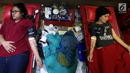 Kegiatan donor darah ini mengambil tema "SUMBANGAN DARAHMU - SELAMATKAN 3 NYAWA" dilaksanakan secara serentak di 42 Negara dengan 218 kota, Jakarta, Rabu (14/6). (Liputan6.com/Johan Tallo)