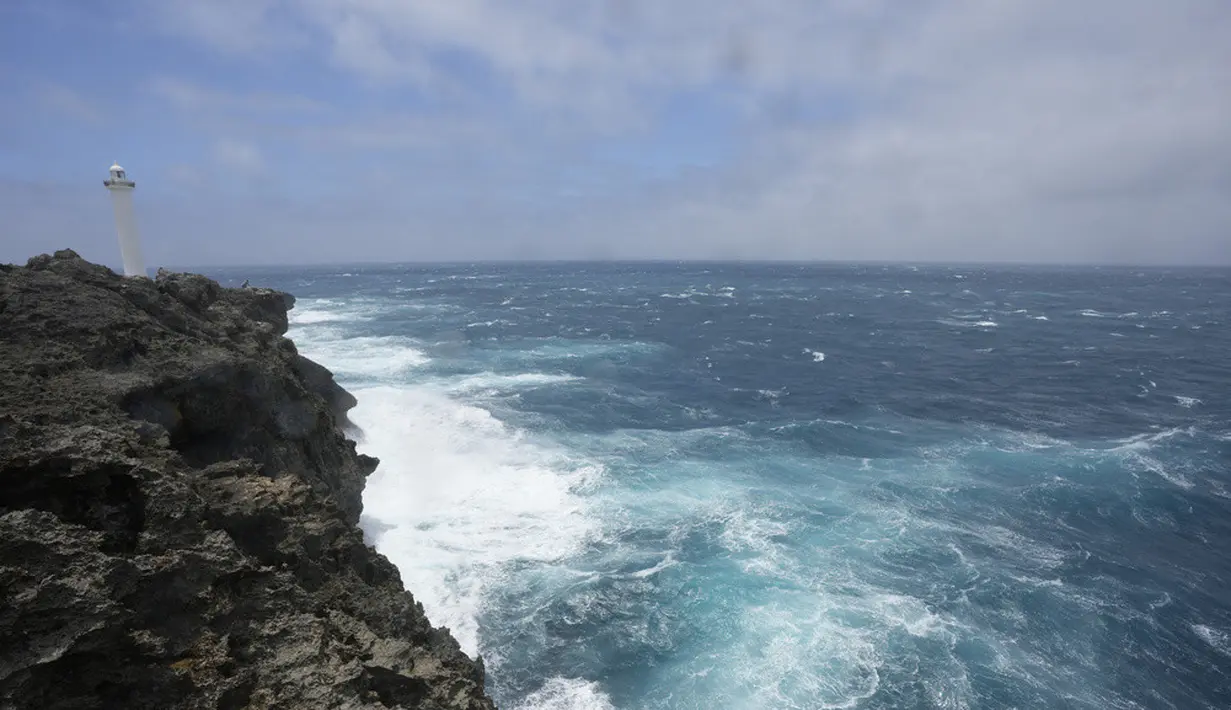 <p>Badai tropis diperkirakan akan mengubah haluan secara bertahap menuju timur dan mendekati pulau utama Okinawa mulai Kamis sore hingga Jumat. (AP Photo/Hiro Komae)</p>
