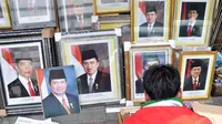 Harga foto resmi kenegaraan Presiden Joko Widodo atau Jokowi dan Wakil Presiden Jusuf Kalla mulai Rp 150 ribu hingga Rp 250 ribu sepasang di Pasar Baru, Jakarta, Sabtu (25/10/2014). (Liputan6.com/Miftahul Hayat)