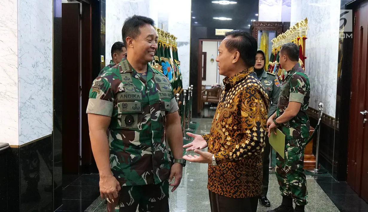 Dirut Indosiar Imam Sudjarwo berbincang dengan Kepala Staf TNI Angkatan Darat (KASAD) Andika Perkasa usai silaturahmi di Mabes AD, Jakarta, Kamis (26/9/2019). Silaturahmi untuk memelihara dan kembali membangun kerjasama antara Emtek dan Mabes AD. (Liputan6.com/Herman Zakharia)