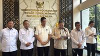 Menteri Koordinator Bidang Perekonomian Airlangga Hartarto menegaskan bahwa perusahaan tidak perlu mengeluarkan biaya untuk uang saku mahasiswa magang dalam program magang perguruan tinggi.