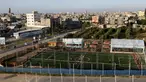 Warga Palestina bermain sepak bola di lapangan futsal, Khan Younis, Jalur Gaza, (4/6). Meski negara tersebut mengalami berbagai konflik tetapi mereka tetap menghibur diri dengan bermain bola bersama. (REUTERS / Ibraheem Abu Mustafa)