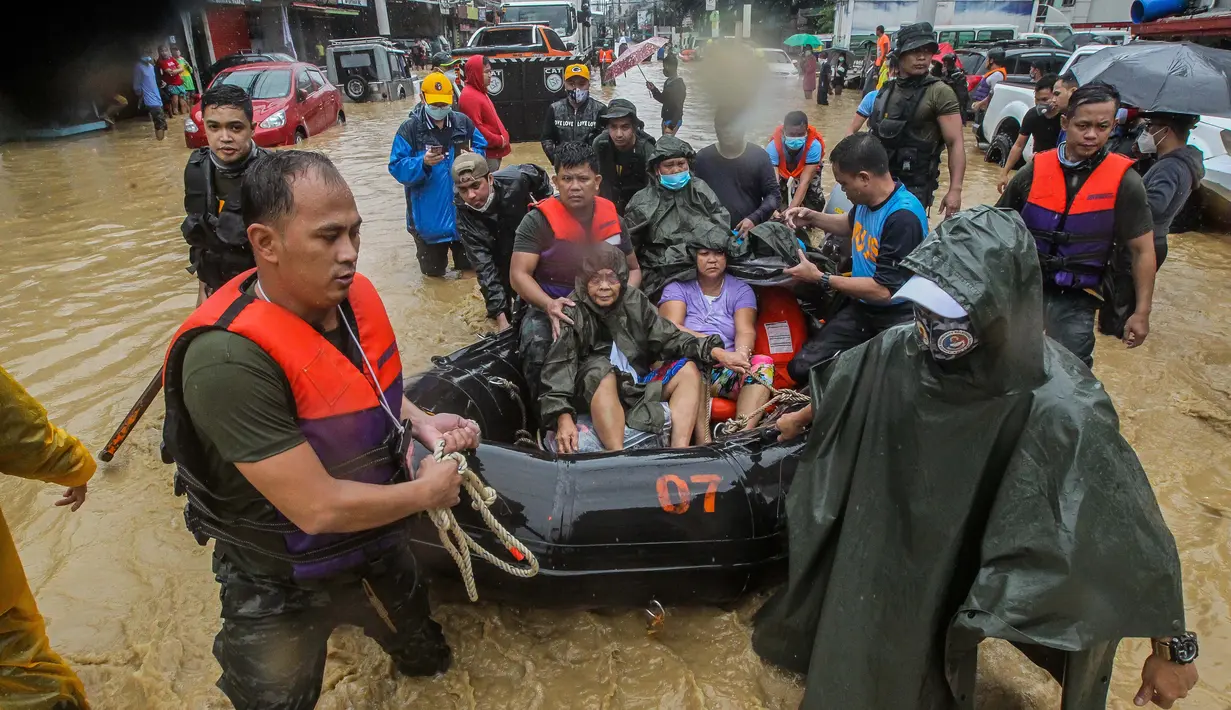 Tim penyelamat dari Kepolisian Nasional Filipina mengevakuasi warga yang menjadi korban banjir akibat Topan Vamco di Manila, Filipina (12/11/2020). Topan Vamco, topan dahsyat ketiga yang melanda Filipina dalam 11 hari terakhir, mendarat pada Rabu (11/11) malam waktu setempat. (Xinhua/Rouelle Umali)