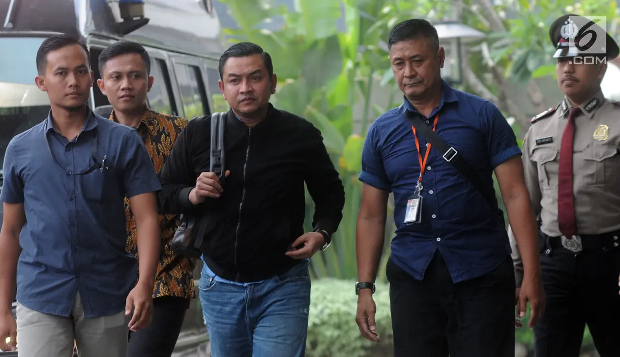 Ajudan Gubernur Aceh Irwandi Yusuf, Hendri Yusrizal (tengah) tiba di Gedung KPK, Jakarta, Rabu (4/7). Hendri diperiksa terkait dugaan suap dana otonomi khusus Aceh tahun 2018. (Merdeka.com/Dwi Narwoko)