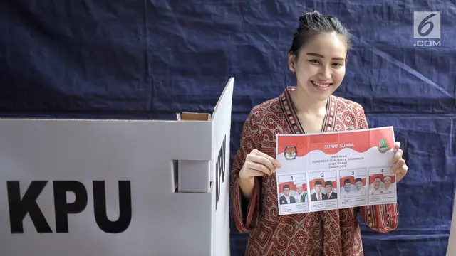 Ayu Ting Ting Nyoblos Bareng Keluarga