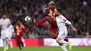 Pemain Galatasaray, Mario Lemina, mengontrol bola saat melawan Real Madrid pada laga Liga Champions di Stadion Santiago Bernabeu, Rabu (6/11). Real Madrid menang 6-0 atas Galatasaray. (AP/Manu Fernandez)