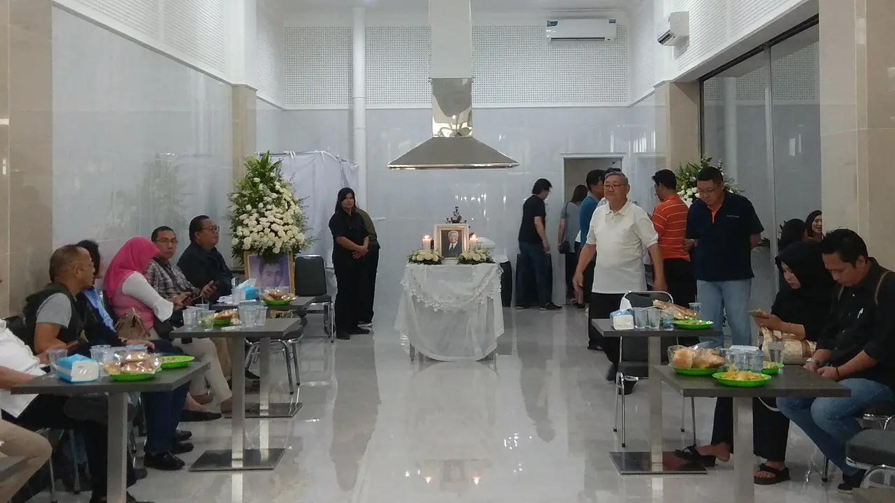 Suasana ketika jenazah pendiri Matahari Hari Darmawan disemayamkan