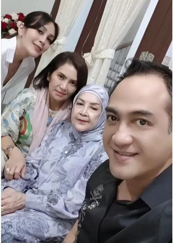 Silaturahmi ke Rumah Ferry Irawan, Ini 6 Potret Anggia Novita Sang Mantan Istri