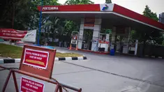 Sejumlah SPBU di Jalan Enggano, Jakarta Utara terlihat sepi tanpa ada aktivitas pengisian bahan bakar premium, (29/8/14). (Liputan6.com/Faizal Fanani)