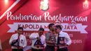 Kapolda Metro Jaya Irjen Idham Aziz memberikan penghargaan kepada anggota berprestasi yang mengungkap penyelundupan 1 ton sabu sindikat internasional di Balai Polda Metro Jaya, Jakarta, Selasa (8/8). (Liputan6.com/Faizal Fanani)