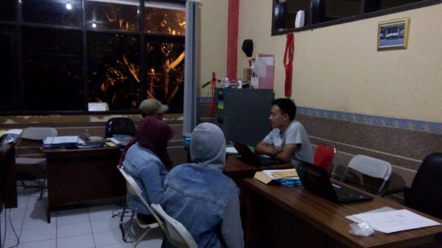 Pasutri tersangka adegan ranjang secara live kepada sejumlah ABG di Tasikmalaya tengah melakukan pemeriksaan di depan penyidik