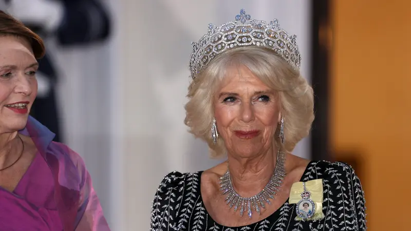 Ratu Camilla Berkilau dalam Balutan Tiara Greville dan Kalung Berlian Ratu Elizabeth di Pesta Kenegaraan