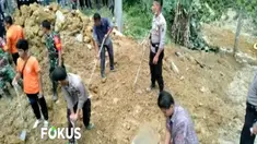 Selain mengerahkan ratusan orang, pencarian juga mengerahkan dua alat berat.