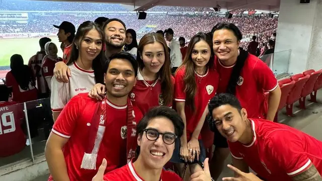 Aaliyah Massaid Menyaksikan Pertandingan Sepak Bola Timnas Indonesia Melawan Australia di GBK. [@mahaliniraharja]