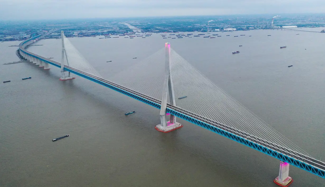 Foto dari udara menunjukkan pemandangan jembatan yang menghubungkan Nantong dan Zhangjiagang di Provinsi Jiangsu, China, Senin (29/6/2020). Jembatan jalan raya dan kereta api kabel pancang tersebut dibuka untuk lalu lintas pada 1 Juli. (Xinhua/Ji Chunpeng)