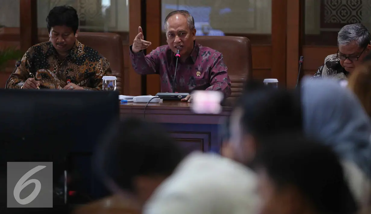 Menristek Dikti Mohamad Nasir memberikan keterangan pers di Gedung BPPT, Jakarta, Rabu (26/10). M Nasir mengungkapkan, dalam pemilihan rektor banyak terjadi masalah, misalnya dalam masalah voting. (Liputan6.com/Faizal Fanani)