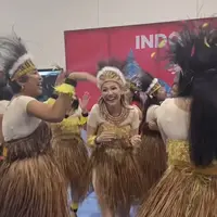 Dalam acara tersebut, BCL bernyanyi lagu 'Yamko Rambe Yamko' sambil menari dengan semangat dan ceria. [@ais.school]