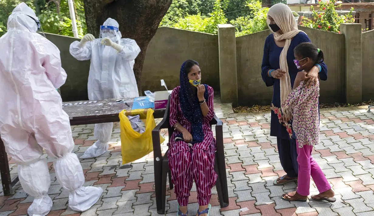 Seorang wanita dan putrinya menunggu kerabat mereka yang menjalani swab test atau tes usap COVID-19 di sebuah pusat kesehatan pedesaan, Bagli, Dharmsala, India, Senin (7/9/2020). Total kasus COVID-19 di India kini tercatat sudah melebihi 4,2 juta kasus. (AP Photo/Ashwini Bhatia)