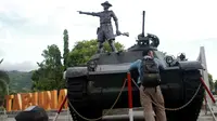 Monumen Nani Wartabone di nol kilometer Kota Gorontalo kini jadi tempat favorit bagi warga untuk ngabuburit. Adanya Alutsista TNI AD menambah keindahan sekitar monumen untuk dijadikan latar belakang berswafoto atau sekadar menghabiskan waktu menjelang buka puasa. (Liputan6.com/Arfandi Ibrahim)