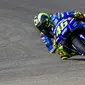 Pebalap Movistar Yamaha, Valentino Rossi, memacu keceparan saat sesi latihan MotoGP Aragon di Sirkuit Aragon, Spanyol, Sabtu (21/9/2018). Pada sesi latihan ini, pria Italia itu hanya menduduki posisi kesembilan. (AFP/Jose Jordan)