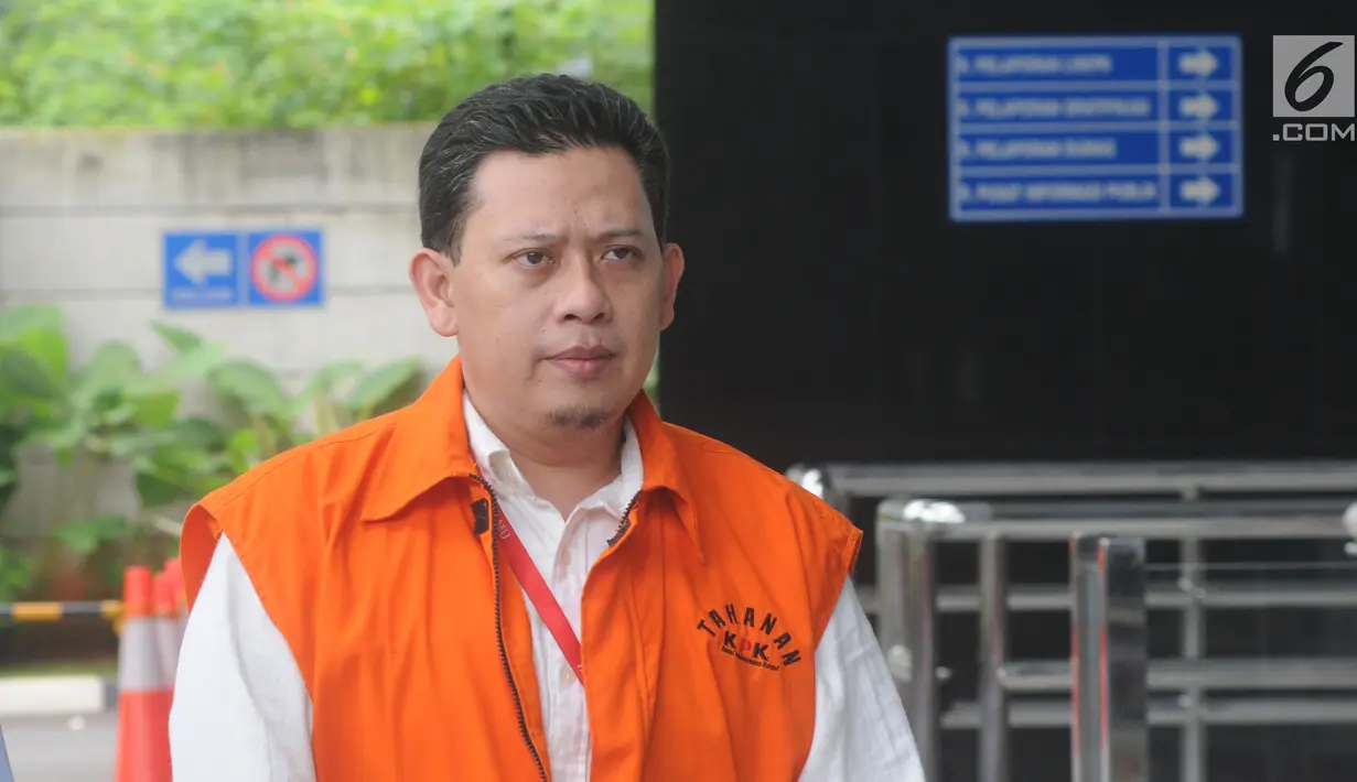 Bupati Cianjur nonaktif Irvan Rivano Muchtar  tiba di Gedung KPK, Jakarta, Senin(11/3). Irvan diperiksa untuk pelengkapan berkas kasus dugaan menerima suap anggaran pendidikan dari para kepala sekolah di kawasan Cianjur. (merdeka.com/Dwi Narwoko)