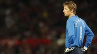 Reaksi dari kiper Manchester United, Edwin van der Sar, dalam salah satu partai pramusim. AFP PHOTO/PAUL ELLIS