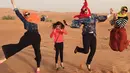 Keseruan Citra Kirana 'terbang' di padang pasir Dubai tidak hanya ia lakukan sendiri. Para kerabatnya pun ikut melompat bersama artis pemeran 'Tukang Bubur Naik Haji' ini. (via instagram/@citraciki)