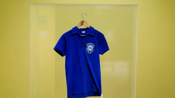 Jersey Ikonik Pele dari Final Piala Dunia 1958 Terjual Rp72,5 Miliar