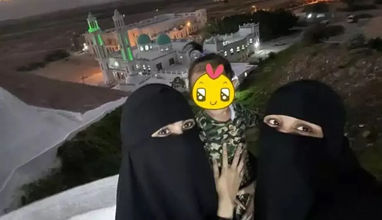 Momen Kartika Putri dan Syarifah kompak bercadar ini sukses mencuri perhatian publik. Keduanya sangat peduli menutup aurat. Wajar saja jika penampilan keduanya saat bercadar ini menuai atensi. Banyak warganet memuji sikap keduanya ini. (Liputan6.com/IG/kartikaputriworld)