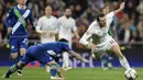 Pemain Real Madrid, Gareth Bale (kanan), dilanggar pemain Wolfsburg, Vieirinha, pada leg kedua perempat final Liga Champions di Stadion Santiago Bernabeu, Madrid, Rabu (13/4/2016) dini hari WIB. (AFP/Javier Soriano)