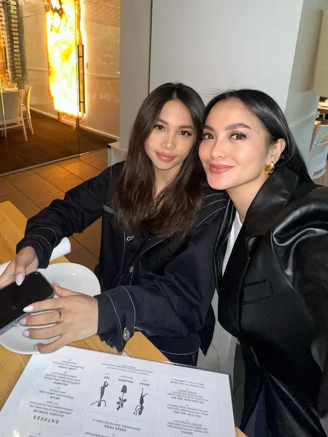 6 Potret Seru Liburan Ririn Ekawati dan Jasmine Abeng di Chicago, Kompak Banget