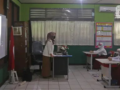 Sejumlah murid  mengikuti kegiatan belajar di SD Negeri 6, Bekasi, Jawa Barat, Selasa (4/8/2020). Pemerintah setempat memberikan izin kepada enam sekolah untuk melakukan uji coba pembelajaran tatap muka selama satu bulan. (Liputan6.com/Herman Zakharia)