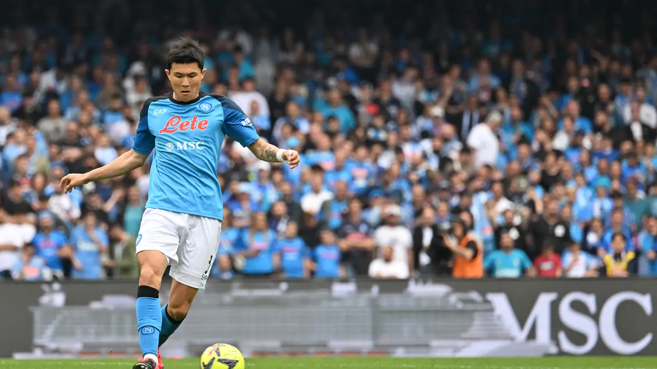 Bek Napoli Kim Min-Jae selangkah lagi gabung MU