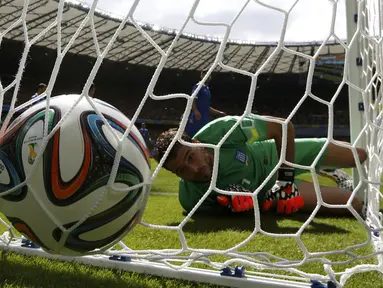 Yunani tak berdaya saat berlaga melawan Kolombia di penyisihan Piala Dunia 2014 Grup C di Belo Horizonte, Brasil, (14/6/2014). (REUTERS/Paulo Whitaker) 