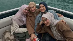 Dhini Aminarti mengunggah foto-foto tersebut dengan keterangan yang singkat namun penuh makna. Ia menuliskan, "Lagi cek2 gallery, eh. Yuk ah kemana lagiiiiii", menunjukkan betapa berharganya kenangan tersebut. Unggahan itu juga langsung dikomentar Nadzira Shafa, yang mengungkapkan rasa rindunya. (Liputan6.com/IG/@dhiniaminarti)
