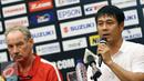 Pelatih Timnas Vietnam, Nguyen Huu Thang (kanan) memberi keterangan jelang laga semifinal leg pertama Piala AFF 2016 melawan Indonesia di Bogor, Jumat (2/12). Laga kedua tim akan digelar Stadion Pakansari, Sabtu (3/12). (Liputan6.com/Helmi Fithriansyah)