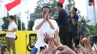 Capres nomor urut 01 Joko Widodo menyapa pendukungnya usai menghadiri Deklarasi Alumni UI untuk Jokowi-Amin di Plaza Tenggara GBK, Jakarta, Sabtu (12/1). Deklarasi dihadiri perwakilan alumni dari berbagai kampus. (Liputan6.com/Helmi Fithriansyah)