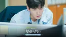 Jo Yong Pil menatap monitor dengan fokus laser, menyoroti kegigihannya dalam meramalkan cuaca secara akurat. Karena sifatnya, Jo Yong Pil dikenal sebagai orang bodoh yang tidak bisa dikendalikan di departemennya. (Foto: tvN)