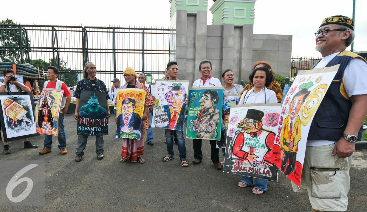 Sejumlah seniman mengenakan lukisan-lukisan karya pelukis Hardi yang menyindir ketua DPR Setya Novanto untuk mundur dari jabatannya, Jakarta, Senin (7/12/2015). (Liputan6.com/Yoppy Renato)