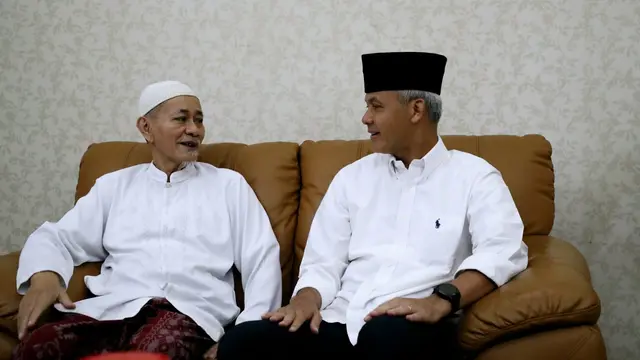 Bakal calon presiden (Bacapres) dari PDI Perjuangan (PDIP) Ganjar Pranowo bersilahturahmi dengan tokoh masyarakat Banten KH Embay Mulya Syarief, Minggu (28/5/2023) (Istimewa)