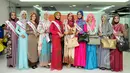 Para finalis Puteri Muslimah Indonesia berfoto bersama di kantor redaksi Liputan6.com, SCTV Tower, Senayan, Jakarta, Kamis (7/5/2015). Kunjungan tersebut dalam rangkaian menuju Malam Puncak Puteri Muslimah Indonesia. (Liputan6.com/Panji Diksana)