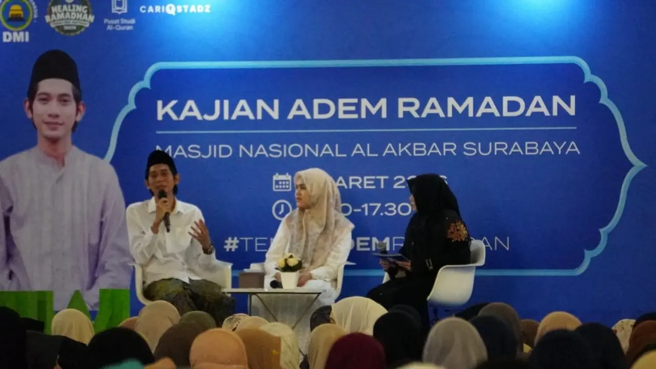 Kegiatan Kajian Adem Ramadan di kawasan Masjid Al Akbar Surabaya, Jawa Timur (Jatim).